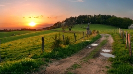 夕阳下的乡村道路