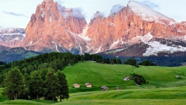 雪山下的绿山木屋
