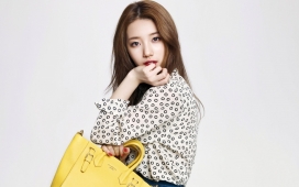 手提黄色挎包的-韩国清纯艺人-Suzy裴秀智写真壁纸下载