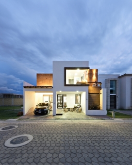 250平方米的极光房子-为一对夫妇远离喧嚣的城市寻找地方休息而设计，有3间都带梳妆台和浴缸露台和阳台的卧室