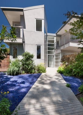 零能源的房子-在加利福尼亚圣塔莫妮卡，两层楼高，里面还有一间小画廊