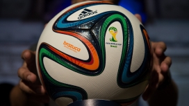 手拿2014巴西世界杯足球