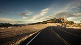 安静的高山公路壁纸