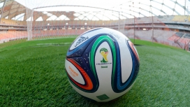 足球场上的世界杯足球