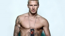 打赤膊的纹身万人迷英国球星-贝克汉姆
