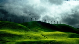 唯美的风车绿山草坪图