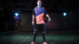 手抱足球的梅西