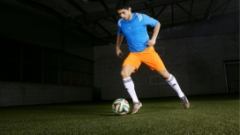 球场上练球的路易斯・阿尔贝托・苏亚雷斯壁纸下载