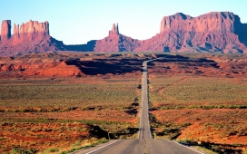 广阔的沙漠公路