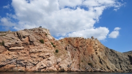 蓝天白云下的高山