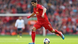 路易斯・阿尔贝托・苏亚雷斯踢球跑步壁纸