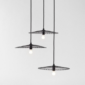 铁丝篮灯-日本Nendo工作室作品，基于传统金属网的家居，网格是黑白油漆粉末涂层完成