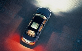 迈巴赫俯拍汽车壁纸