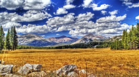 蓝天白云下的雄伟金色山脉