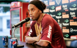 发布会现场的-Ronaldinho（小罗）罗纳尔迪尼奥壁纸下载