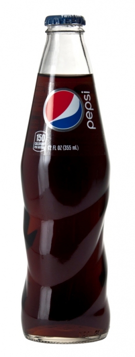 Pepsi O-I百事可乐瓶装饮料-为振兴百事可乐经典品牌，锥形定位的瓶子和角度标签创造的一个独特瓶装包装设计