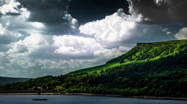 白云下的山区河大桥