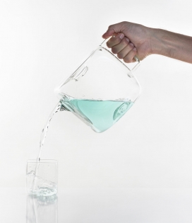 高保真简单的玻璃水杯