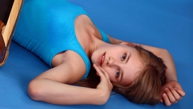穿蓝色运动紧身衣躺在地上的金发美少女