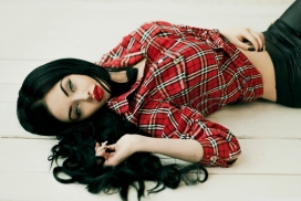 躺在地上穿格子衬衫的黑发美女