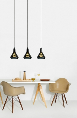 Plumen下拉吊坠灯-完全适合展示他们的一个奇特的灯泡，灯泡都是用嘴吹玻璃制作而成，吊坠的形状，让人想起了泛光灯和聚光灯的灯泡，有三种颜色?琥珀色，黑色，或白色