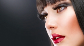 红色嘴唇和美丽的眼睛