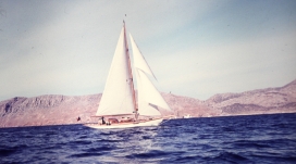 航海中的复古白色帆船