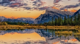 令人叹为观止的高山倒影湖自然美景