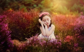 陶醉的头戴花环女孩