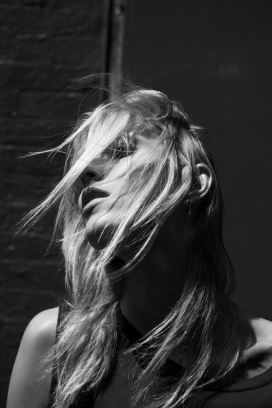 安雅-纤细的身材和风吹头发