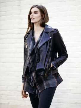 澳大利亚美女模特Robyn Lawley大展卡其条纹军装风格时装秀