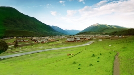 绿色高山绿色草坪小镇壁纸