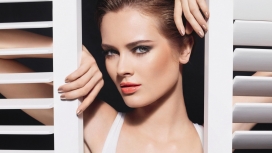 开窗的斯嘉丽・约翰逊宽屏电脑壁纸下载