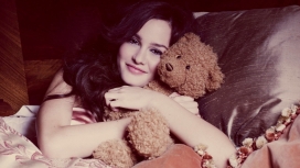 抱泰尼熊的美诱美女莉顿.梅斯特桌面壁纸下载