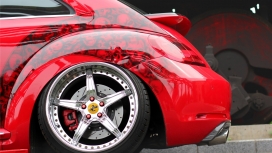 超酷的红色甲壳虫改装车后轮桌面壁纸下载