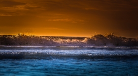 黄昏下的波浪壁纸