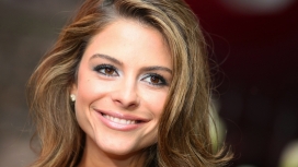 微笑的金发美女明星记者主持人-Maria Menounos玛丽娅・曼努诺斯桌面壁纸下载