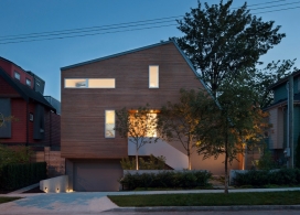 东范家-温哥华现代主义杉木房子住宅,房屋建筑特点不平衡的屋顶后面的楼梯线，地下室有一个车库，杂物间，酒室，和一个客人的卧室和浴室。