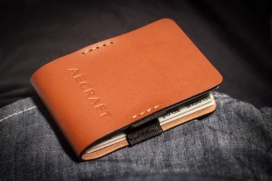 苗条的手工缝制钱包-皮革都是手工采摘以确保最高质量，每一块都有独特的一面