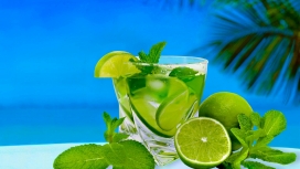 高清晰热带绿色柠檬冰块茶饮料