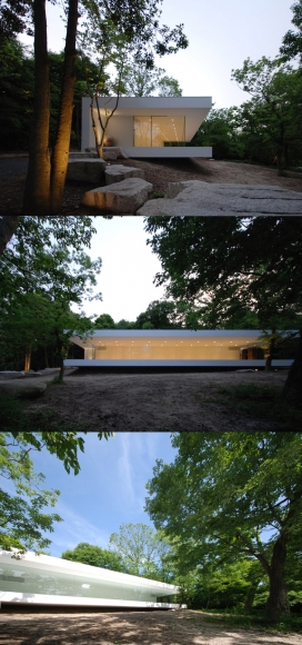 日本白色细长的住宅建筑-住宅位于靠近铃鹿山脉茂密的森林地区,有一条狭长18米宽的玻璃墙走廊，一览无余的两端自然景观，22米长的楼板和屋顶项目在前面形成一个隐蔽的阳台