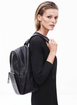 艾迪塔・维尔克薇楚特-西班牙时装品牌Mango芒果简约风格-T恤衫和懒散的裤子