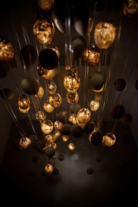 不同寻常材料设计的宁静节点“蚕茧”吊灯-可以营造一个温暖的光芒