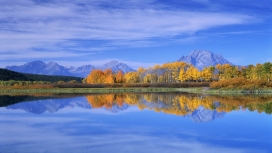 秋季山倒影景观