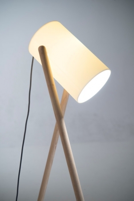 Boo台灯设计-固体金属提供稳定的支撑腿，可以让整个灯罩保持稳定