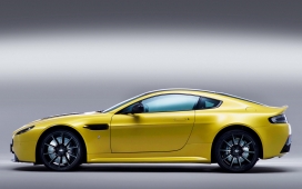 高清晰黄色阿斯顿・马丁新V12 Vantage S正侧面壁纸下载