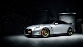 聚光灯下的日产跑车高清壁纸桌面下载