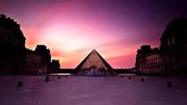 粉红夕阳晚霞下的金字塔卢浮宫