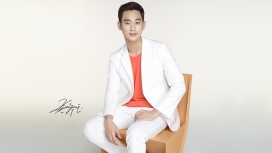 白西装橘红线衫-来自星星的你-金秀贤（都教授）写真壁纸下载