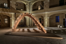马耳他设计周-平板馆-抛物线拱顶是做出来的，通过一个环环相扣的系统连接413胶合板